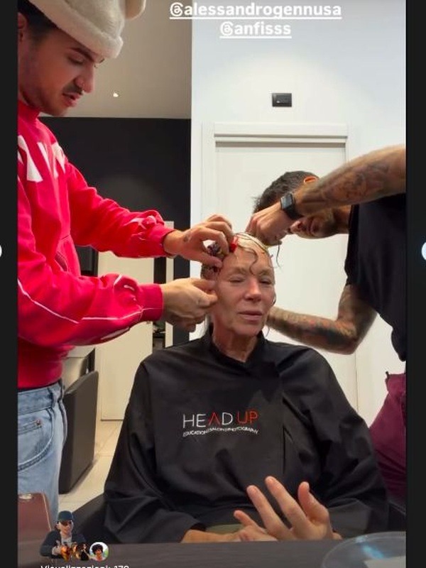 Modella durante il lavoro di colore nel backstage