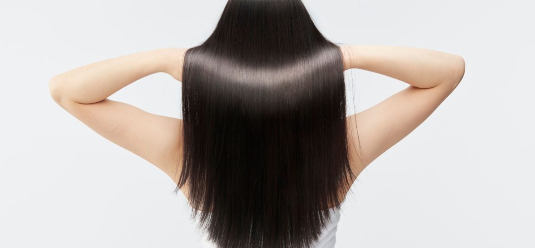 Smooth, shiny hair after a nanoplastia treatment, seen from behind.