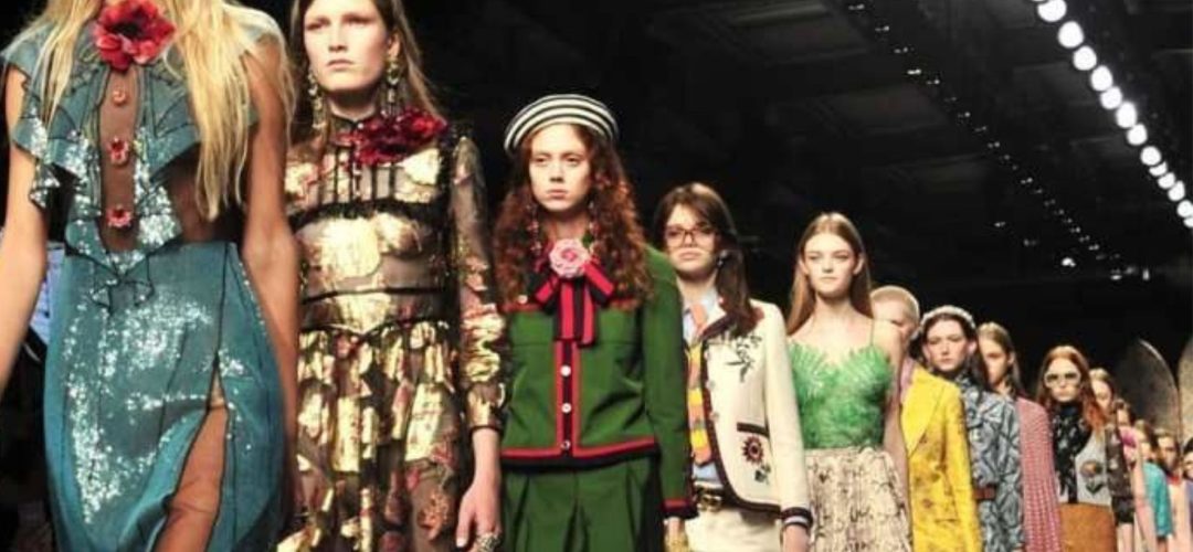 Modelle in passerella durante la Milano Fashion Week 2025 con abiti e look di tendenza.