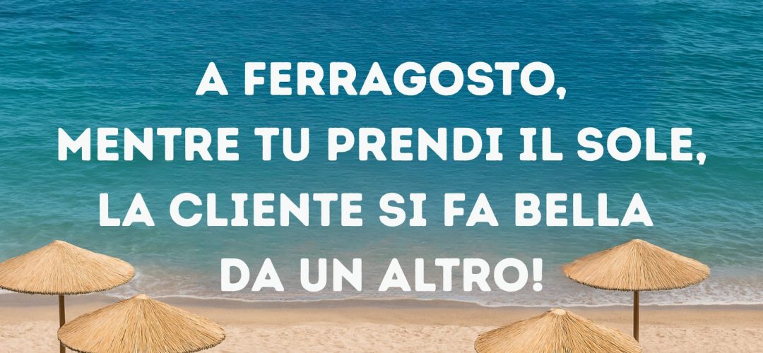 A Ferragosto, mentre tu prendi il sole, la cliente si fa bella da un altro – messaggio provocatorio per parrucchieri, con sfondo di mare e ombrelloni in spiaggia.