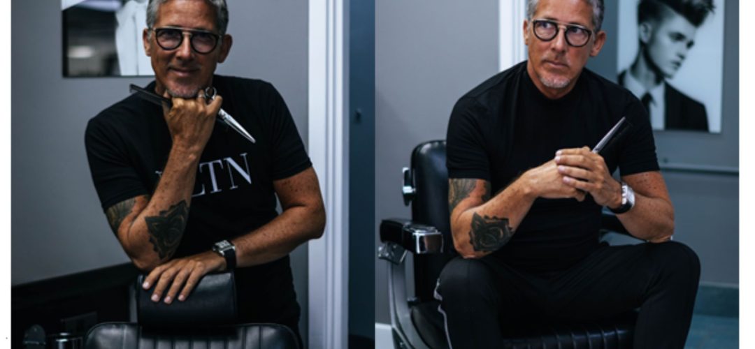 Il pluripremiato parrucchiere Jim Shaw in posa nel suo studio con forbici e pettine, specialista in grooming maschile.