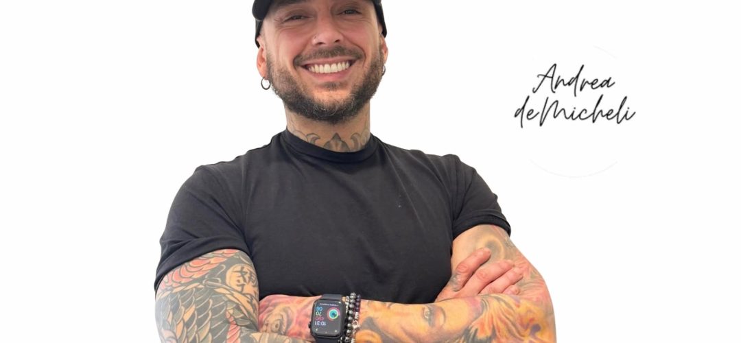 Ritratto sorridente di Andrea De Micheli, hairstylist di successo e titolare della prima esclusiva Hair Spa a Massa Carrara.