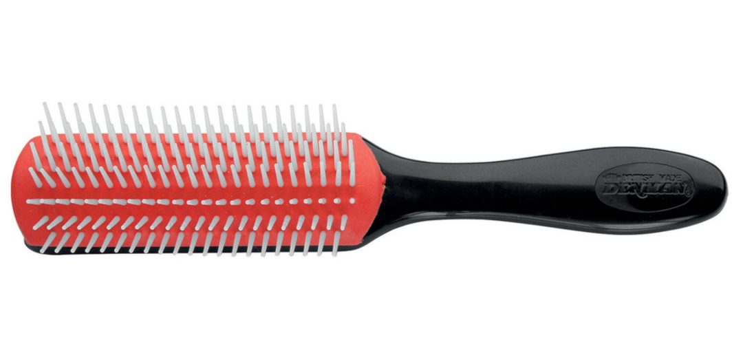 Spazzola professionale Denman D3 a 7 file con manico nero e cuscinetto rosso per lo styling dei capelli ricci.