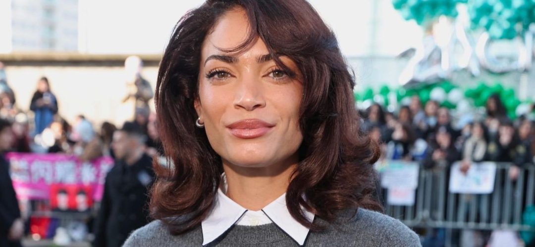 Elodie alla sfilata Prada con il nuovo taglio long bob voluminoso anni '90.