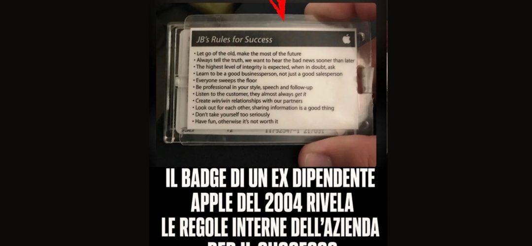 Immagine storica di un badge Apple del 2004 tenuto in mano, con una freccia rossa che indica l'elenco dei "JB's Rules for Success" stampati sopra. Sotto l'immagine, in sovraimpressione bianca su sfondo nero, il testo recita: "IL BADGE DI UN EX DIPENDENTE APPLE DEL 2004 RIVELA LE REGOLE INTERNE DELL'AZIENZA PER IL SUCCESSO". Include anche le icone stilizzate del logo Apple bianco e di una banconota verde in alto.