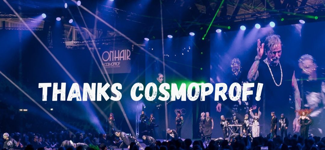 Spettacolo On Hair by Cosmoprof con parrucchieri sul palco e luci blu scenografiche.