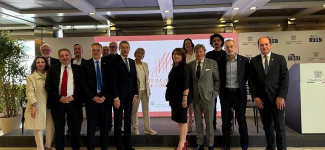 Gruppo di professionisti e rappresentanti di Cosmetica Italia e Camera Italiana dell'Acconciatura durante un evento ufficiale di settore.
