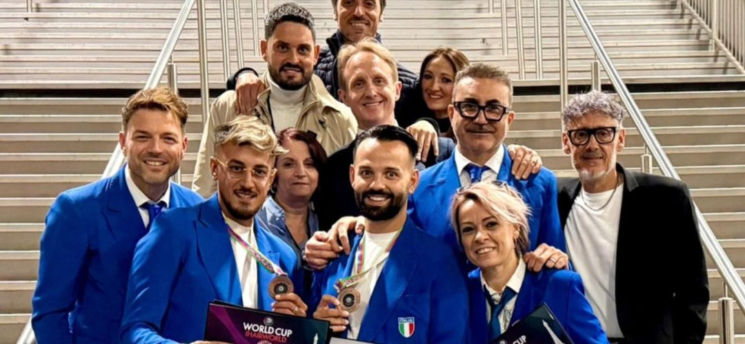 Parrucchieri della nazionale italiana celebrano la vittoria alla World Cup Hairworld con medaglie e diplomi.