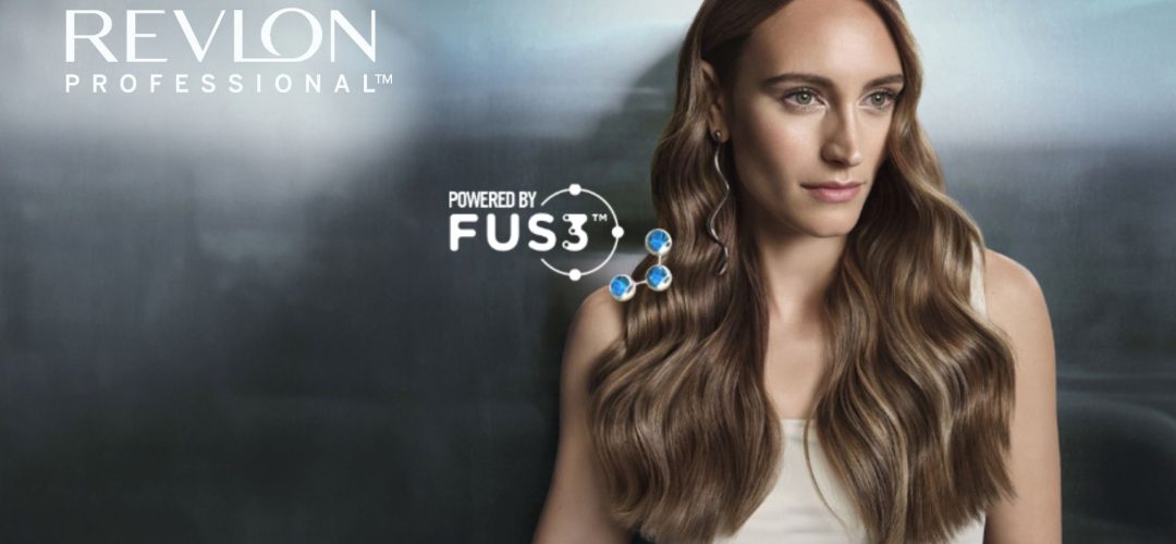 Grafica promozionale verticale di "Il Magazine del Parrucchiere" con una modella che mostra un lob castano scuro, liscio e lucido, arricchito da un accessorio dorato, su uno sfondo sfocato. In alto il logo del magazine e in basso il testo "SEMPRE AGGIORNATI SULLE ULTIME TENDENZE" e "LETTURA PER PARUCCHIERI".