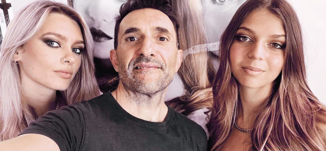 Matteo Amoia nel suo salone Un Diavolo per Capello a Stresa insieme a due modelle dopo una sessione di taglio e colore realizzata con il Metodo Tufano e forbici a tre lame.