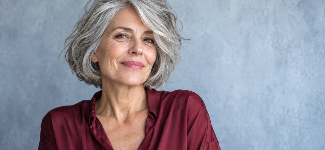 Ritratto editoriale di una donna con bob argento naturale, texture e ciocche visibili