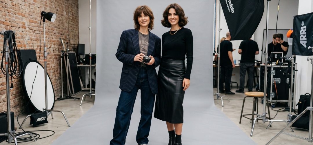 Due giovani donne in posa per una foto in uno studio fotografico.