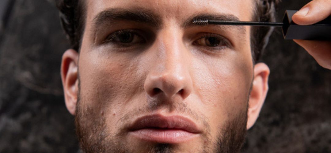 Uomo applica Be Bushy Brow Mascara sulle sopracciglia con applicatore di precisione BB Skill