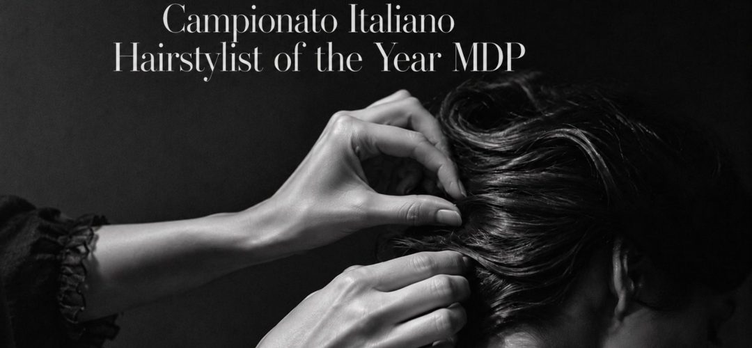 Fotografia editoriale in bianco e nero di mani di hairstylist al lavoro su un'acconciatura, stile Vogue, per l'apertura delle iscrizioni al Campionato Italiano Hairstylist of the Year MDP