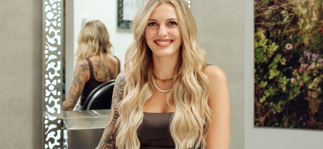 Capelli lunghi mossi con extension Hairdreams Strandies, effetto naturale in salone