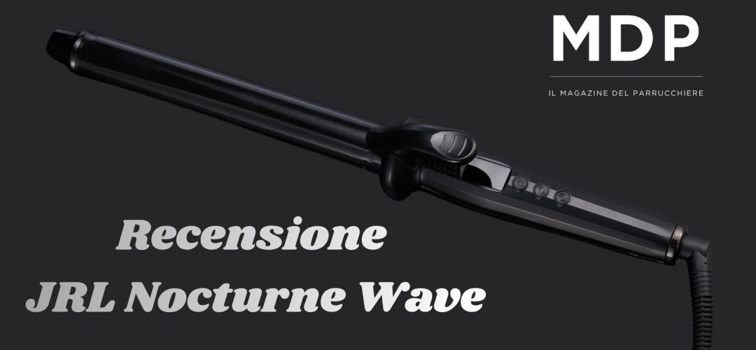 Una fotografia professionale di un ferro arricciacapelli a canna lunga JRL Nocturne Wave nero, posizionato diagonalmente su uno sfondo scuro. Nell'angolo in alto a destra sono presenti il logo MDP e il testo 'IL MAGAZINE DEL PARRUCCHIERE'. Nell'angolo in basso a sinistra si legge il testo 'Recensione JRL Nocturne Wave' con pulsanti di controllo visibili sull'impugnatura.