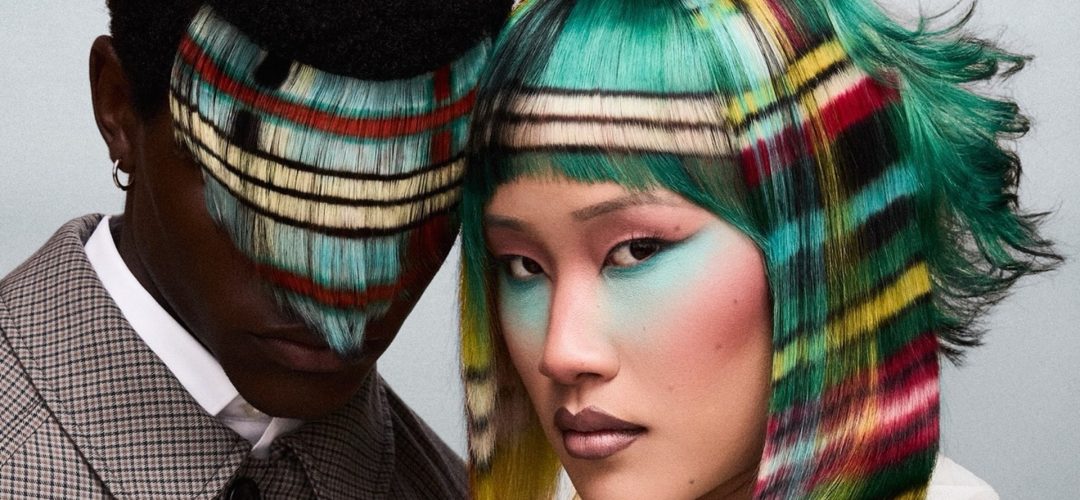 Due modelli con capelli decorati a tartan scozzese nei toni del verde, rosso, giallo, bianco e nero